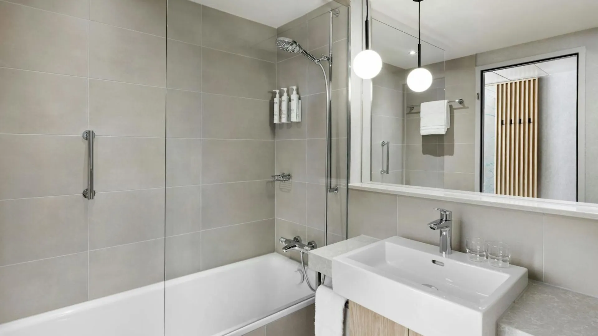 Courtyard By Marriott Zurich North Hotel