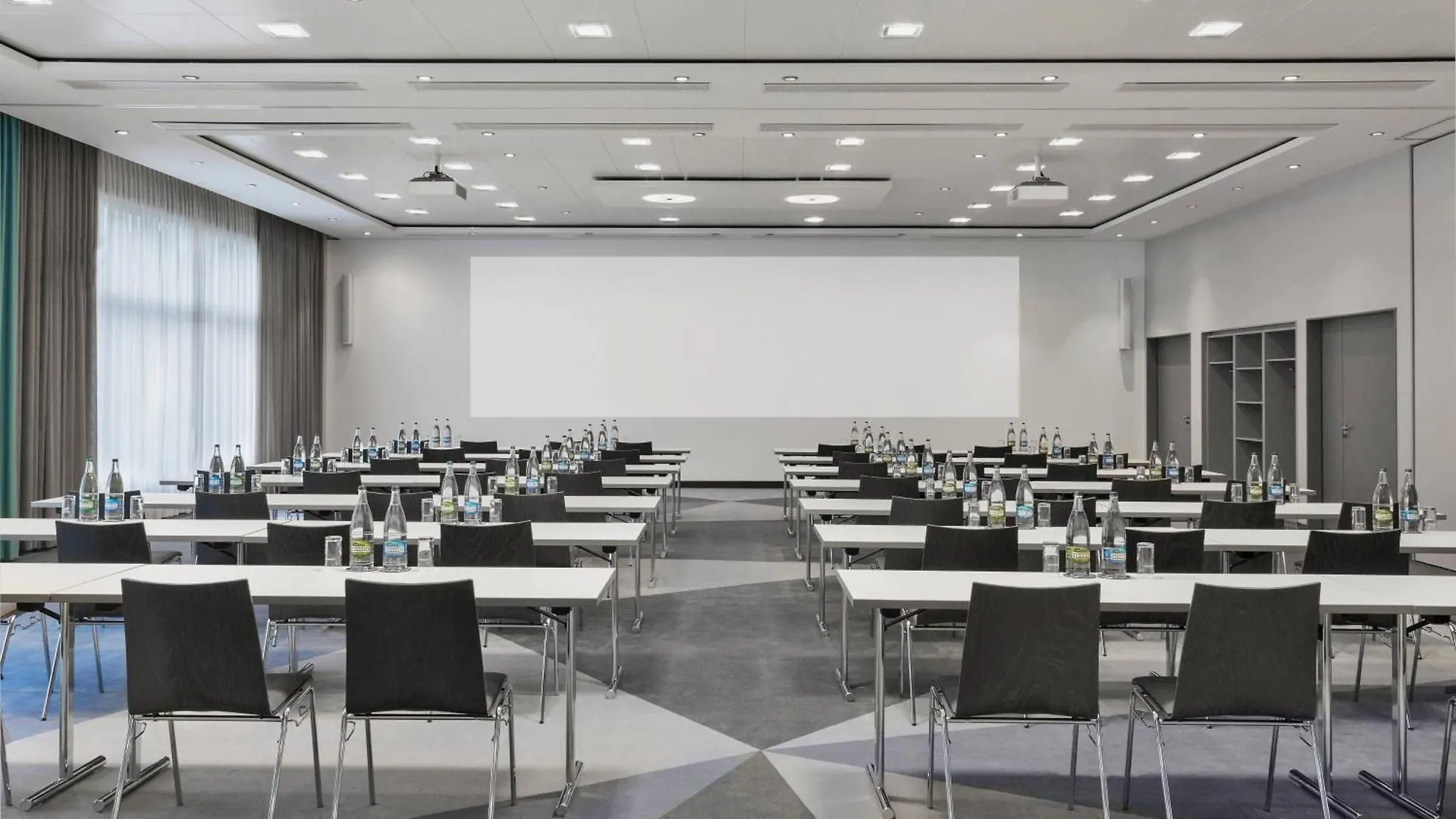 Hotel Courtyard by Marriott Zürich Nord 4*,  Schweiz